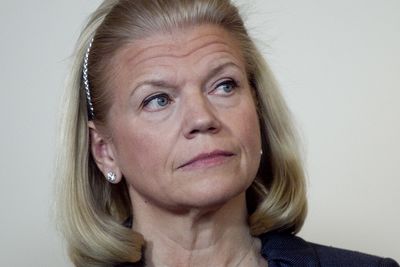 Ginni Rometty etterfulgte i fjor Sam Palmisano som toppsjef i IBM. Det ga en solid lønnsvekst, men er likevel ikke i nærheten av hva forgjengeren håvet inn.