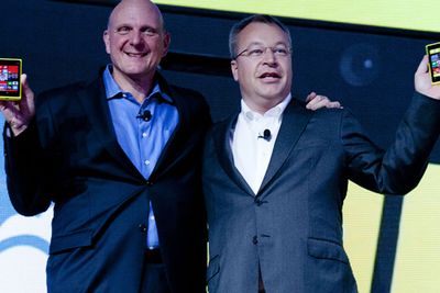 Mobilkameratene Microsoft og Nokia, her representert ved toppsjefene Steve Ballmer og Stephen Elop har en omfattende samarbeidsavtale.