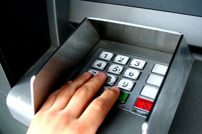 Minst ti nettbanker, men også minibanker og kortbruk fikk store problemer etter det Evry beskriver som feil i en kantsvitj.
