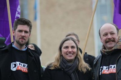 Piratpartiet, her representert med styremedlem Øystein Middelthun (t.v), Anna Troberg (leder for det svenske søsterpartiet) og den norske partilederen Geir Aaslid, har sørget for at The Pirate Bay sine servere har hatt tilgang til nettet. Forrige uke ble en node flyttet fra Sverige til Norge etter trusler om juridiske skritt &#8211; nå er den også tatt ned i Norge. 