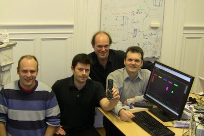Egil Kvaleberg (bak i bildet, nummer tre fra venstre) solgte livsverket sitt Smarterphone til Nokia i 2012. Teamet som har vært svært sentrale i utvikling av programvare for Nokias mobiltelefoner blir nå lagt ned.