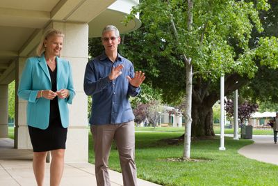 IBMs Ginny Rometty og Apples Tim Cook, avbildet da de kunngjorde alliansen mellom de to selskapene.