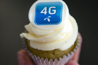 Telenor kan feire med kake etter å ha sikret seg viktige frekvenser til høyhastighets mobilt bredbånd for en langt lavere pris enn konkurrentene. Hos Tele2 er det neppe feststemning etter et dramatisk nederlag, som kan ende med at selskapet må skru av radiosenderne sine om kort tid.