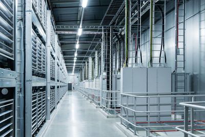 Servere designet av kunden utgjør et marked i kraftig vekst. Bildet viser datahallen til Facebook i Luleå, som åpnet i juni i år.