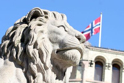 Det blir glissent i rommet når Digital Agenda skal på åpen høring i Stortinget. Men komitelederen på tinget er godt fornøyd.