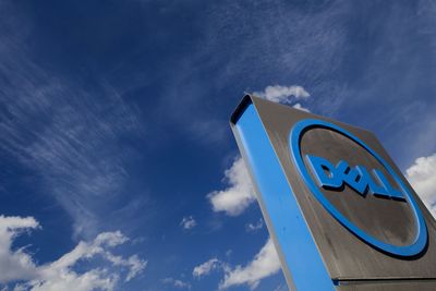 Kampen om Dell er ikke avgjort, men nå trekker Blackstone seg fra handelen. Investeringsgiganten skal ha blitt bekymret over selskapets økonomiske tilstand, og det fallende pc-salget globalt.