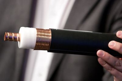KABEL GIR TRÅDLØS DEKNING: Her er strålekoax-kabelen som skal gi et forløsende bredbåndstilbud for reisende med t-banen i hovedstaden.
