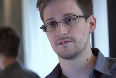 Den britiske avisen The Guardian røper at de har mye mer stoff lekket fra Edward Snowden. 