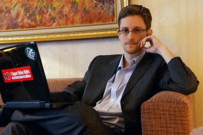 Edward Snowden bør komme hjem og ta konsekvensen av sine gjerninger, mener Det hvite hus.