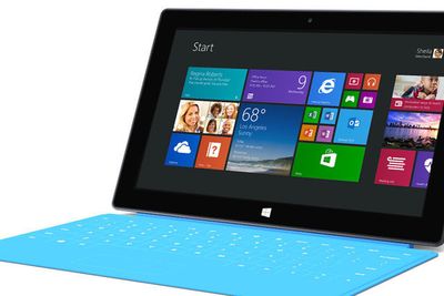 Denne typen mellomting av pc og nettbrett vil bli stadig mer utbredt, tror Gartner, uten å true salget av klassiske nettbrett. Her en Microsoft Surface.