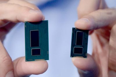 Intels Broadwell-prosessorer (th) vil være en hel del mindre enn prosessorer basert på dagens Haswell-teknologi (tv). 