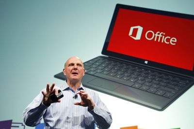 Microsoft, med toppsjef Steve Ballmer i spissen, har ikke gjort det så bra som forventet med salget av Surface-nettbrettene. Først kuttet de prisene på RT-modellene. Nå er det toppserien Pro som får en omgang med pris-saksen. 