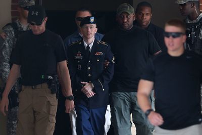 Bradley Manning blir ført ut fra retten etter å ha fått dommen. 