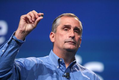 Brian Krzanich har sagt opp sin stilling som CEO hos Intel. Her er han avbildet under et Intel-arrangement i 2013, hvor han viste fra selskapets Quark-prosessor.