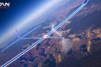 Titans droner skal holde seg flyvende i årevis, og levere bredbånd fra 65 000 fots høyde. Merk solcellene på vingene og halepartiet.