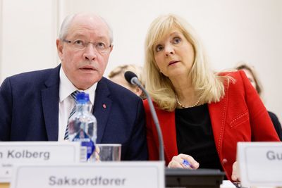 Ap-politikerne Martin Kolberg og Gunvor Eldegard før kontroll- og konstitusjonskomiteens åpne høring om Vimpelcom-saken i Stortinget i Oslo onsdag morgen