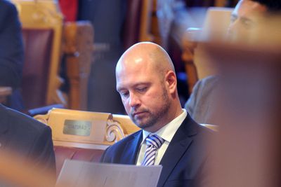 USIKRE MOBILNETT: Hvis man ikke bruker egnet krypteringsutstyr må man ta høyde for at andre kan overvåke deg, sier justisminister Anders Anundsen.