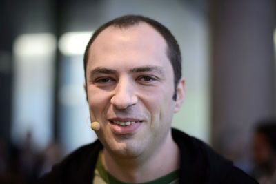 WhatsApp-sjef Jan Koum er godt med fornøyd med at antallet aktive brukere av tjenesten fortsatt vokser kraftig. 