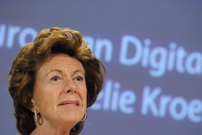 EUs digitalkommissær, Neelie Kroes, møter motstand i sin kamp for å fjerne roaming-avgiftene fra det europeiske telemarkedet. 