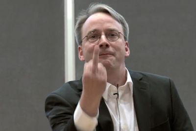 Linux-oppfinner Linus Torvalds ga i 2016 fingeren til grafikkort-produsent Nvidia, og ba dem «dra til helvete» som det verste selskapet Linux-utviklere måttet forholde seg til. Nå gir han fingern til gamle slaveinspirerte uttrykk.