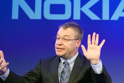 Nokia er i hardt vær etter at finske medier har begynt å rote i den lukrative bonusavtalen, som sikrer avtroppende Nokia-sjef Stephen Elop nærmere 150 millioner kroner etter at Microsoft kjøpte opp selskapet. 