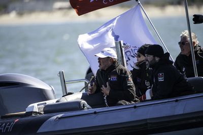 Oracle-sjef Larry Ellison (hvit caps) følger med på dag 6 i America&#8217;s Cup-regattaen i San Francisco Bay 15. september. Per torsdag ettermiddag ligger ikke Oracle Team USA an til å vinne.