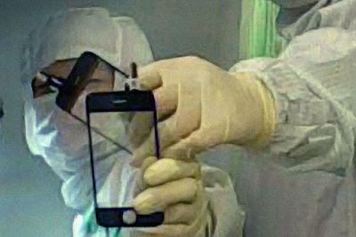 Ansatte ved en fabrikk i den sørkinesiske byen Shenzhen som monterer iPhone på oppdrag fra Apple.