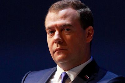 Meldinger som «Jeg trer av. Jeg skammer meg over regjeringens handlinger. Tilgi meg.» og «Jeg har ønsket å si dette lenge: Vova, du tar feil!» kom fra Russlands statsminister Dmitrij Medvedevs Twitter-konto etter at den hadde blitt hacket. 