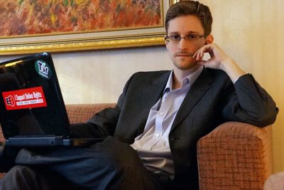 Edward Snowden i dekning et sted i Russland. Den spionasjesiktede amerikaneren forklarer nå hvorfor han valgte å lekke topphemmelig informasjon om USAs digitale masseovervåking.