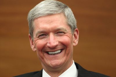 Apple, med Tim Cook i spissen, sparer milliarder i skatter ved å låne penger for å betale tilbake sine aksjonærer. 