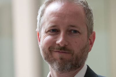 Miljøvernminister Bård Vegar Solhjell har blitt kalt regjeringens digitale sinke, men slo mandag tilbake. Nå skal det lages en plan for å frigjøre deler av Statens kartverk sin offentlig betalte skattekiste.