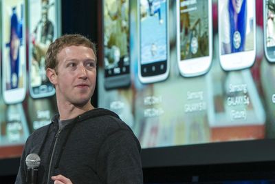 Mark Zuckerbergs og Facebook har lykkes å øke inntektene dramatisk på mobil. I årets fjerde kvartal kommer 30 prosent av selskapets inntekter fra nettopp annonser levert via smarttelefoner. Bildet er fra lanseringen av Facebook Home tidligere i år: Et av flere tiltak selskapet har for å tekkes stadig flere mobilbrukere. 