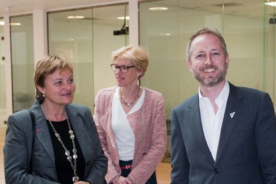 En merkedag! Endelig har de bestemt seg for å frigjøre kartdata. Fra v. Fornyingsstatsråd Rigmor Aasrud, direktør Anne Cathrine Frøstrup i Statens kartverk og miljøvernminister Bård Vegar Solhjell. Her fra dagens pressmøte hos Geodata.