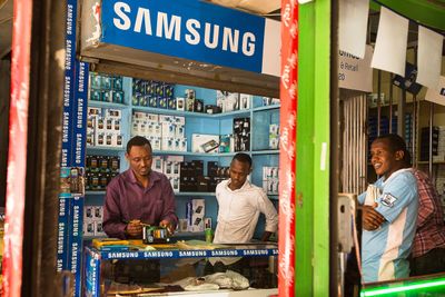 Samsung-forretning i Nairobi i Kenya, der 23 prosent av boligene har innlagt strøm, og 75 pst av innbyggerne har mobiltelefon.