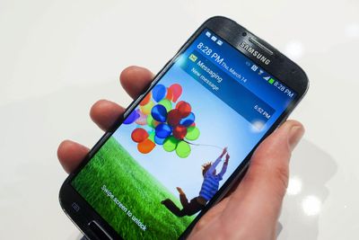 Samsungs nye flaggskip, Galaxy S4, blir tilgjengelig i markedet denne helgen. Men det er slett ikke sikkert at det er nok til alle. Etterspørselen har vært større enn hva Samsung har klart å levere.