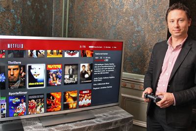 Netflix er allerede tilgjengelig for en rekke plattformer, som PlayStation 3 som her demonstreres av kommunikasjonsdirektør Joris Evers. Med den HTML5-baserte løsningen som planlegges, vil utvalget av støttede plattformer kunne utvides ytterligere.