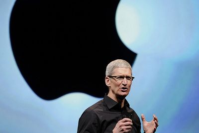 Apples toppsjef, Tim Cook, har gitt etter for presset fra investorene: Nå vil selskapet totalt bruke 600 milliarder kroner av sin krigskasse på å betale utnytte og kjøpe tilbake aksjer. Men det spørs om dette holder for å redde selskapets fallende aksjekurs.