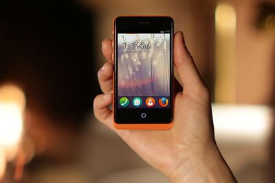 De første mobiltelefonene utstyrt med Firefox OS selges fra i dag.