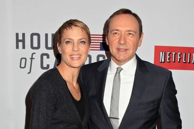 Robin Wright og Kevin Spacey fra House of Cards sørget for at Netflix leverte meget sterke resultater i årets første tre måneder. Nå varsler selskapet at de skal bli tøffere mot de som selger rettigheter til serier og filmer. 