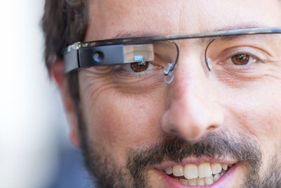 Googles medgründer Sergey Brin har latt seg avbilde med selskapets brille ved en rekke anledninger, men produktet blir ikke tilgjengelig for salg på en god stund.