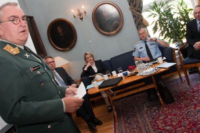 SPLEISELAG: Fra v. Generalmajor og sjef for Cyberforsvaret Roar Sundseth, NSM-direktør Kjetil Nilsen, PST-sjef Benedicte Bjørndal og politidirektør Odd Reidar Humlegård. Lengst til høyre Morten Irgens fra Høgskolen i Gjøvik.