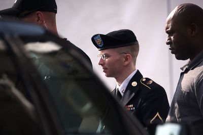 Bradley Manning blir ført ut av den militære domstolen i Fort Meade i Maryland. Han risikerer 21 års fengsel for å ha lekket enorme mengder sensetive data fra amerikansk forsvar til Wikileaks.