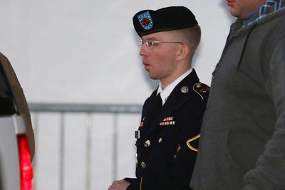 Bradley E. Manning er utpekt som hovedkilden til Wikileaks. Mandag starter rettsaken mot mannen som er beskyldt for å ha lekket hundretusenvis av amerikanske ambassade-meldinger og logger fra USAs krigføring i Irak og Afganistan.