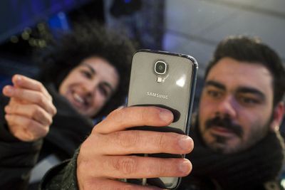 Samsungs suksess med Galaxy-telefonene (bildet er fra lanseringen av Galaxy S4 tidligere i år) har vært med å sende app-nedlastingene gjennom Google Play til himmels. Nå går Google snart forbi Android i antall nedlastede apper. 