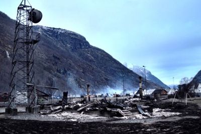 Telenors sentral i Lærdal ble rammet av den voldsomme brannen natt til søndag. Det rammet all teletrafikk i den kriserammede bygda. 