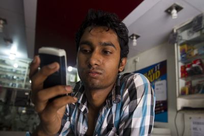 India er med sine 1,1 milliarder innbyggere et viktig marked for de store smarttelefon-aktørene. Nå tar Apple grep for å ta tilbake markedsandeler fra Samsung.