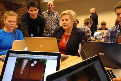 Statsminister Erna Solberg prøvde seg på å løse likninger med DragonBox da hun besøkte Sandnes videregående skole i dag.