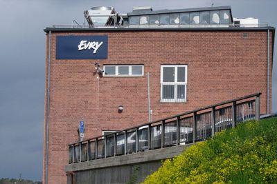 På Evrys datasenter på Tomteboda utenfor Stockholm (bildet) brøt det på nyttårsaften ut brann. Det har skapt problemer for noen av Evrys største svenske kunder. 