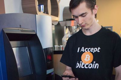 29. oktober i år ble verdens første automat for kjøp og salg av bitcoin, døpt «robocoin», åpnet i Waves Coffee House i Vancouver i Canada. Mens stadig flere forretninger godtar bitcoin som betalingsmiddel, har Skatteetaten slått fast at bitoin ikke er valuta men formuesobjekt.