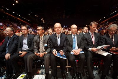 Fra venstre til høyre: Stephen Elop, tidligere toppsjef, Michael Halbherr, direktør Nokia, Rajeev Suri, CEO Nokia Solutions And Networks (NSN), Jouko Karvinen, nestleder i styret Nokia, Timo Ihamuotila, finansdirektør Nokia, og styreleder Risto Siilasmaa benket seg for den siste generalforsamlingen hvor Nokia kan kalles et mobilselskap.